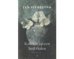 Knielen op een bed violen