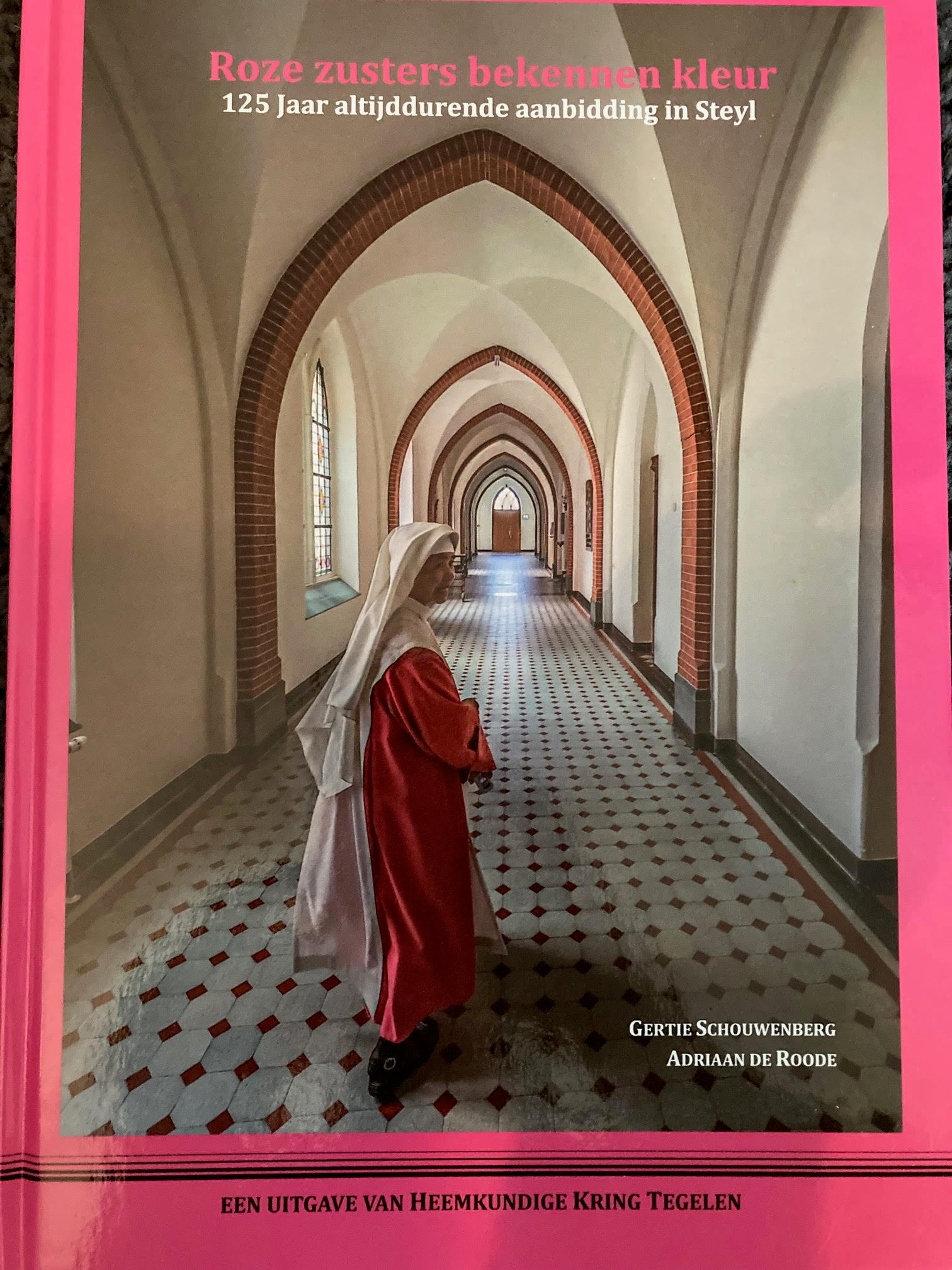Roze zusters bekennen kleur - 125 jaar altijddurende aanbidding in Steyl