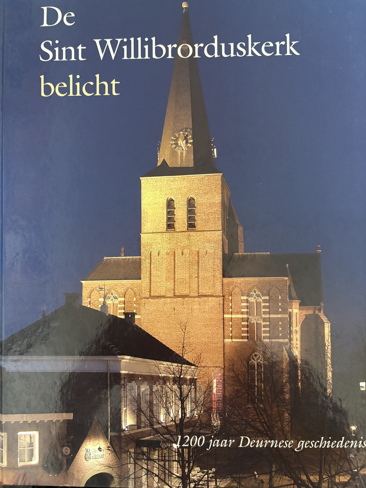 De Sint Willibrorduskerk belicht / druk 1