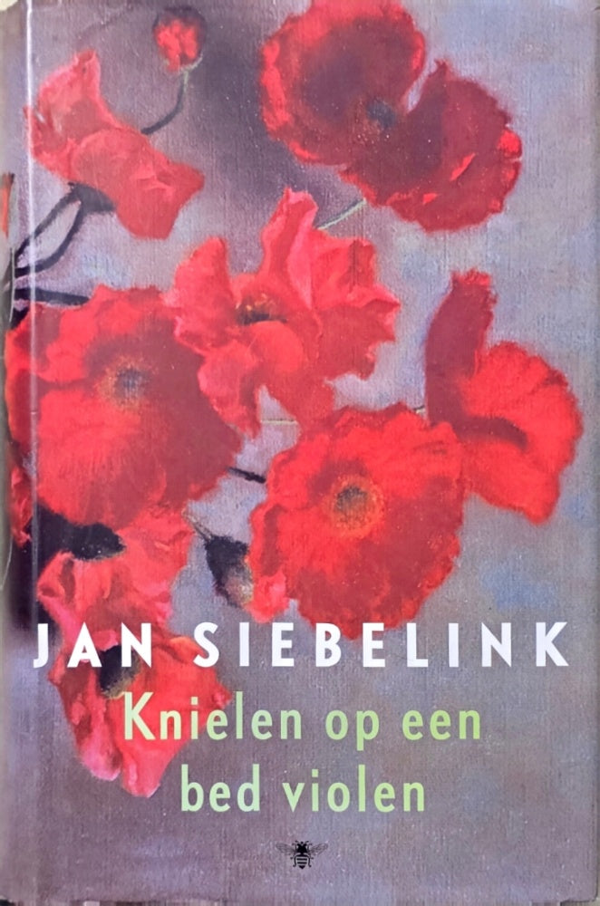 Knielen op een bed violen